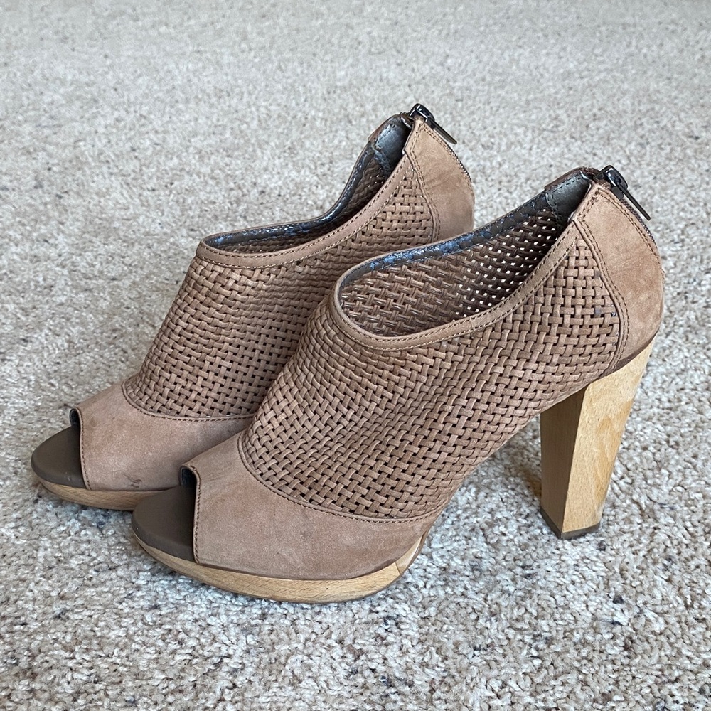 ⚡️Banana Republic Brown Peep-Toe Heels